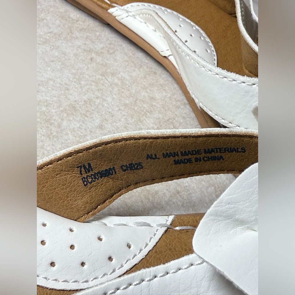 B.O.C White Flower Slip On Thong Sandals Brown Sole Size 7M NWT - Picture 3 of 6